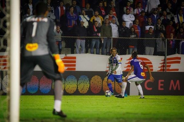 Fotos de Paraná x Cruzeiro, na Vila Capanema, em Curitiba, pela 12ª rodada do Campeonato Brasileiro