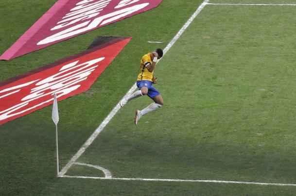 Neymar marca o segundo gol do Brasil e faz a festa da torcida