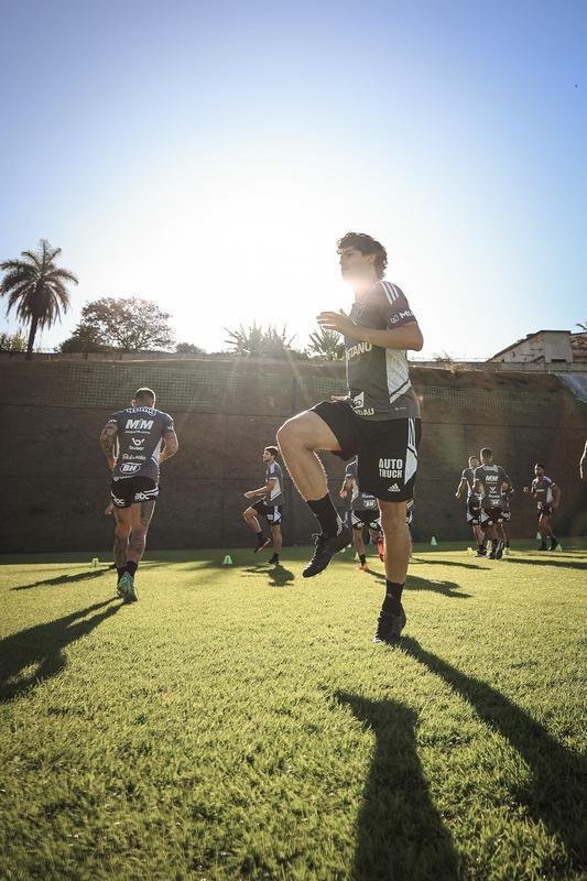 Nesta tera-feira (26), Cuca foi apresentado como treinador do Atltico - pela terceira vez na carreira. Primeiro, foi saudado pelo diretor de futebol Rodrigo Caetano e concedeu entrevista coletiva na sala de imprensa da Cidade do Galo. Depois, comandou o primeiro treino com o elenco no CT, j pensando no confronto contra o Internacional, pelo Campeonato Brasileiro.