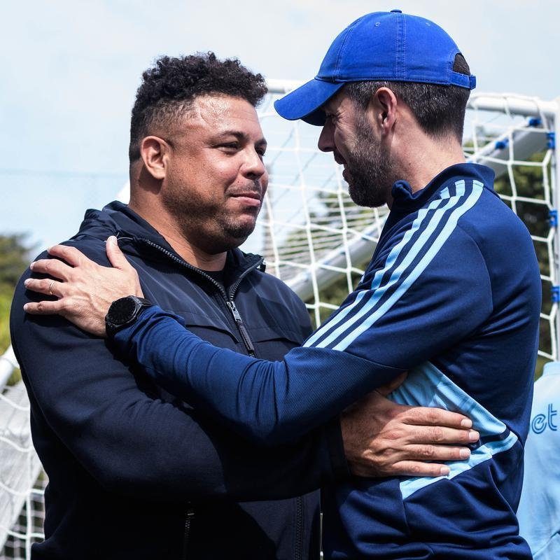 Em Belo Horizonte, Ronaldo acompanhou treino do Cruzeiro na manh desta quarta-feira (15) e conversou com jogadores na Toca da Raposa II