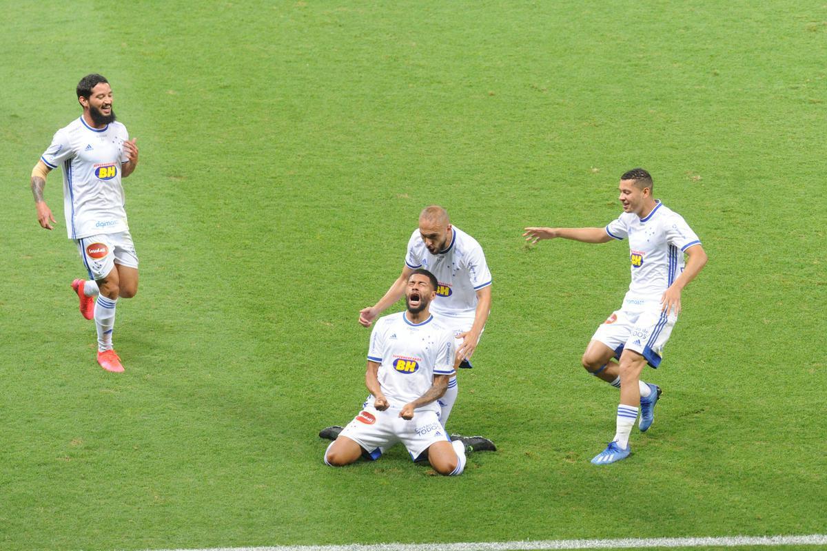 Fotos do jogo entre Cruzeiro e Ponte Preta, no Mineiro, em Belo Horizonte, pela 12 rodada da Srie B do Campeonato Brasileiro