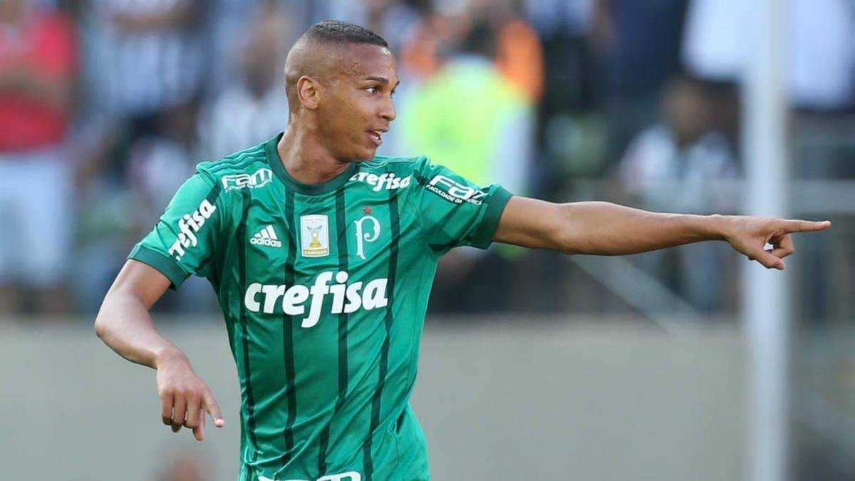 Contratado por cerca de R$18 milhes h um ano pelo Palmeiras, por indicao de Cuca, Deyverson vive em guerra com a torcida alviverde. Sem muitas chances, o jogador de 27 anos disputou apenas 5 jogos no Brasileiro. A exemplo de Jael, porm, j participou de Libertadores e Copa do Brasil e no poderia ser inscrito pelo Cruzeiro.