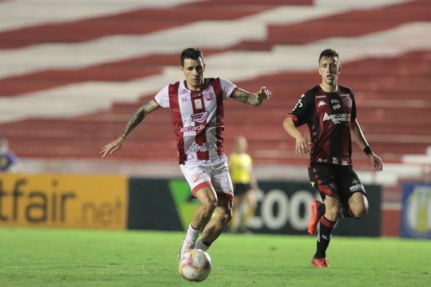 Nutico pressiona na segunda etapa, mas no consegue marcar gol em casa e fica no 0 a 0 com o Vitria. Alvirrubros ao menos impediram crescimento de sequncias de derrotas diante de rival direto na briga contra o rebaixamento