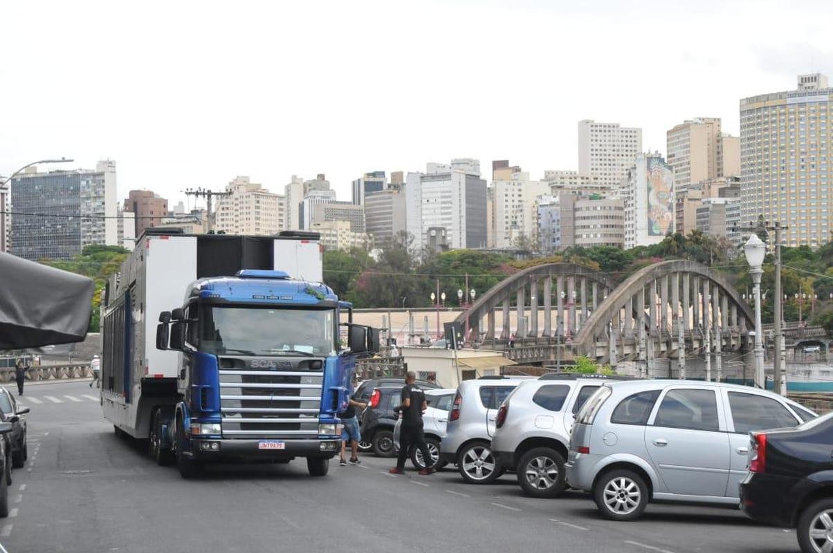 Carreta ficou travada e teve risco de tombar na esquina da Rua Sapuca com a Avenida do Contorno, no bairro Floresta, regio central de BH