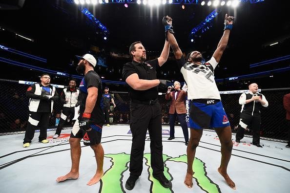 Neil Magny venceu Johny Hendricks por deciso unnime (triplo 29-28)