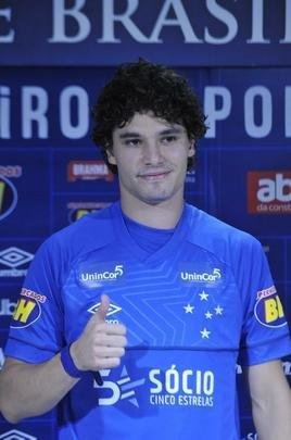 Lateral-esquerdo Dod, de 26 anos, foi apresentado pelo Cruzeiro na Toca; Jos Benedito, pai do lateral, e Jnior Pedroso, empresrio, estiveram presentes