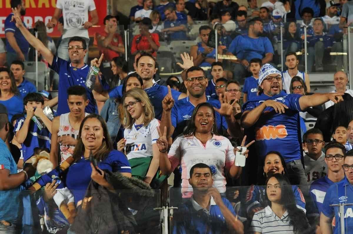 Imagens da torcida e da partida entre Cruzeiro e Santos, no Mineiro