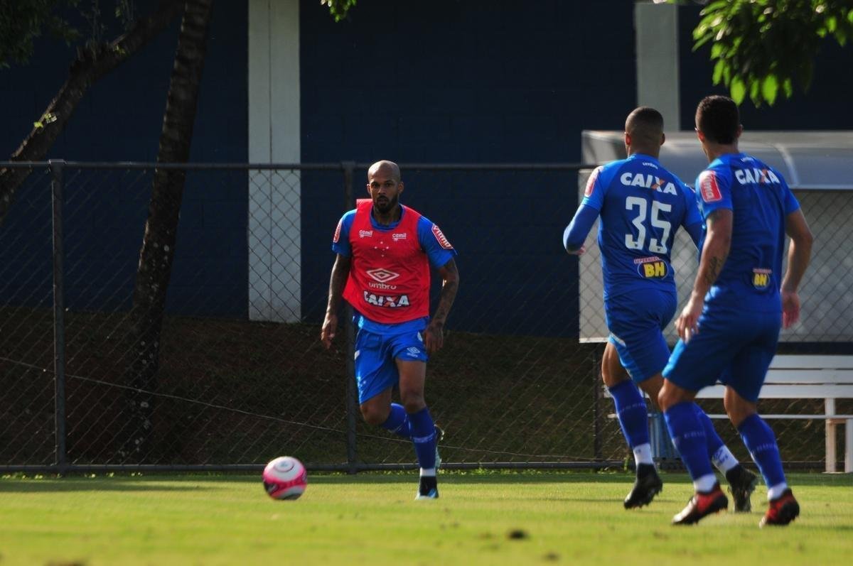 Sem Thiago Neves, que est com desgaste na panturrilha, Mano Menezes escalou o time titular do Cruzeiro no coletivo com Fbio; Lucas Romero, Leo, Murilo e Egdio; Henrique e Ariel Cabral; Robinho, Arrascaeta e Rafinha; Fred. Os reservas atuaram com Rafael; Arthur, Digo, Manoel e Marcelo Hermes; Lucas Silva, Nonoca e Bruno Silva; Rafael Marques, Rafael Sobis e Judivan