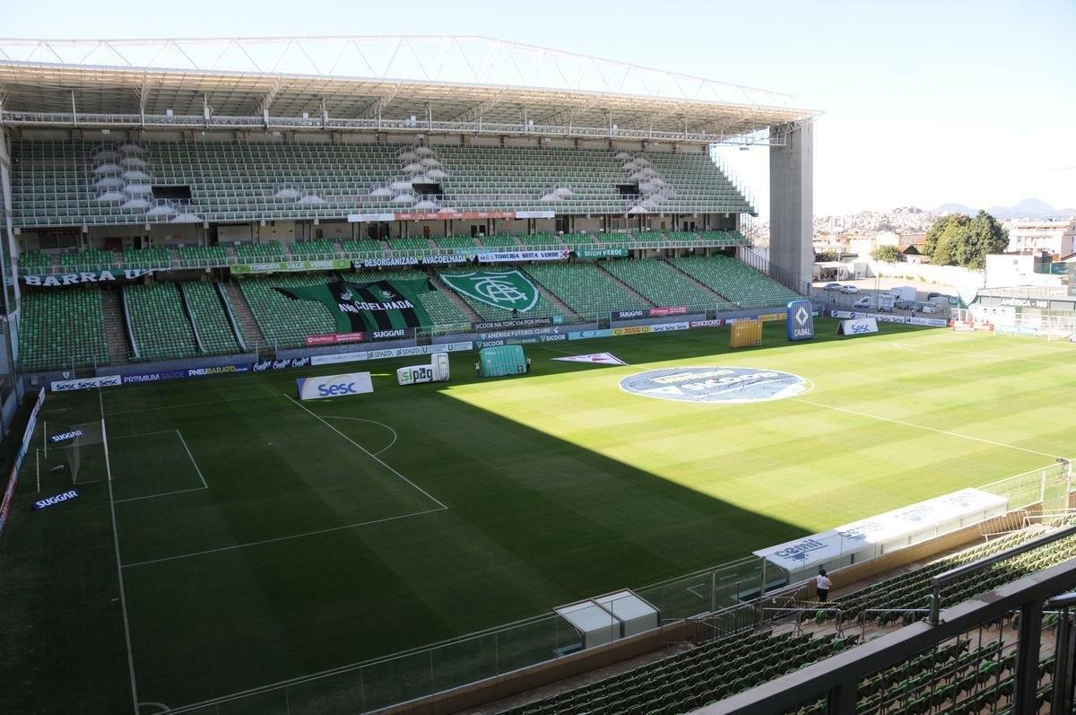 Sem pblico, o estdio Independncia recebeu neste domingo o clssico entre Amrica e Atltico pela 10 rodada do Campeonato Mineiro. Foram 131 dias sem bola rolando no Horto, em BH. No retorno do futebol em Minas, em plena pandemia da COVID-19, estdio seguiu protocolo recomendado pela FMF para evitar contaminaes pelo novo coronavrus. (Juarez Rodrigues/EM?DAPress)
