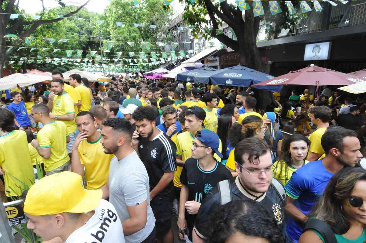 Concentrao de torcedores nos bares da Rua Antnio de Albuquerque, na Savassi