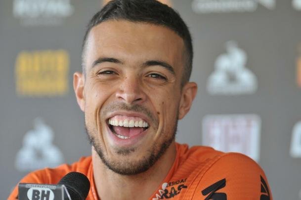 Tarde na Cidade do Galo teve entrevista de Di Santo, pronunciamento de Rui Costa e treino