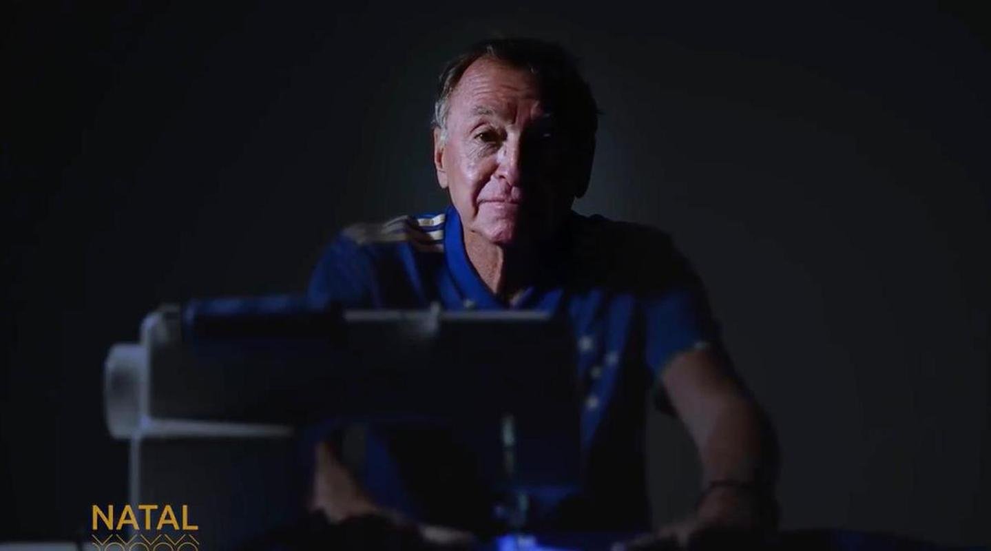 Cruzeiro apresenta  camisa para o ano do centenrio. dolo do clube, ex-ponta Natal participou do lanamento