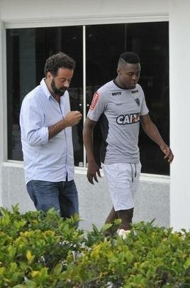 Volante/zagueiro Roger Bernardo participou de treino com bola e depois foi apresentado como novo reforo do Atltico