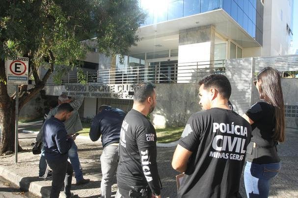 26/05/2019 - a reportagem da TV Globo exibiu também investigações da Polícia Civil em casos de lavagem de dinheiro, falsificação de documentos e falsidade ideológica. A corporação instaurou inquérito após ouvir 15 pessoas que tinham alguma relação com o Cruzeiro, entre elas funcionários, ex-empregados do clube, dirigentes e empresários que de alguma forma participaram de negociações com a atual diretoria celeste. O delegado Domiciano Monteiro, chefe da Divisão de Investigação de Fraudes e Crimes contra a Administração Pública, declarou à reportagem que há suspeita de irregularidades em transações e valores superfaturados pagos a empresas prestadoras de serviço.