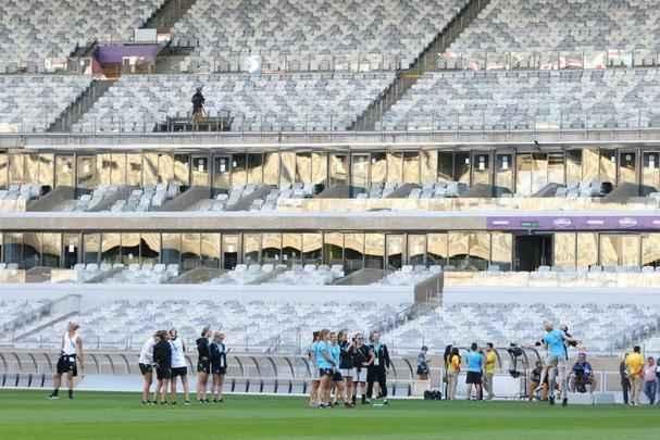 Jogadoras de futebol da Nova Zelndia brincaram e tiraram muitas fotos no Gigante da Pampulha