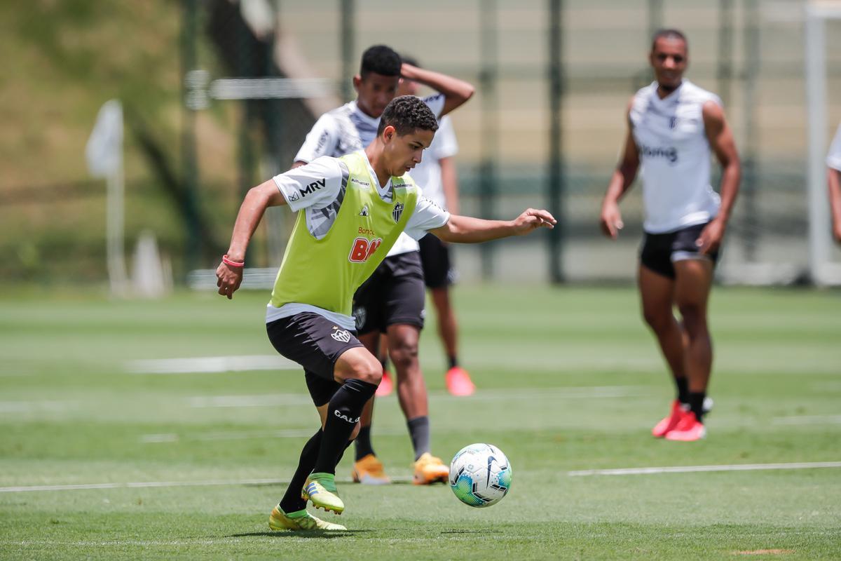 Aps polmica balada, Dylan e Marrony participam normalmente do treino na Cidade do Galo
