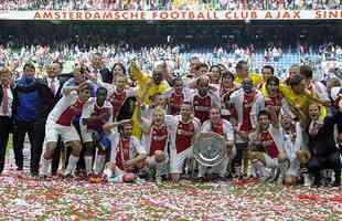 Ajax - Depois de seis temporadas de jejum, o Ajax, principal clube do futebol holands, estava em situao complicada na liga de 2010/11. Faltando seis rodadas para o fim da competio, o time ocupava o terceiro lugar, com 55 pontos. O lder era o PSV, com 61, seguido do FC Twente, com 60. No entanto, a equipe comandada por Frank de Boer deu a volta por cima, venceu cinco jogos seguidos e chegou  ltima rodada na vice-liderana, com 70 pontos, um a menos que o Twente. O jogo decisivo era justamente contra o lder. Em casa, venceu por 3 a 1 para conquistar a taa de forma pica.