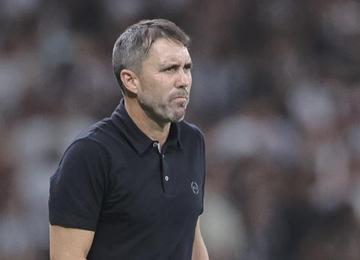 Técnico do Galo disse que não desrespeito com as cobranças públicas, mas admite 'atrito' com torcedor que atirou copo de cerveja em sua direção