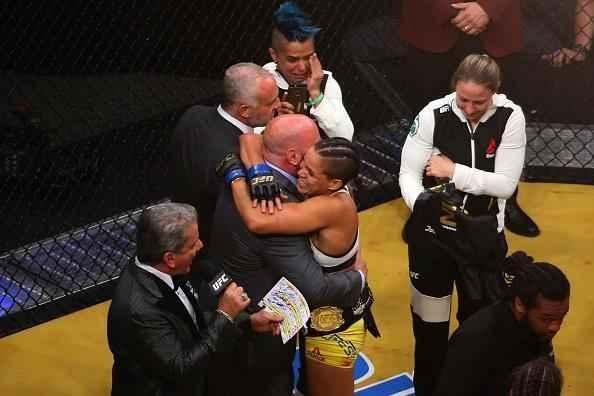 Fotos da grande vitória de Amanda Nunes pelo cinturão do UFC