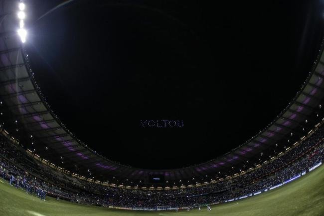 Em baile no c�u, drones levaram torcedores do Cruzeiro ao del�rio no Mineir�o depois do jogo com o Ituano. Em sobrevoo, foram formadas frases e palavras felicitando o clube pelo t�tulo e pela volta � S�rie A