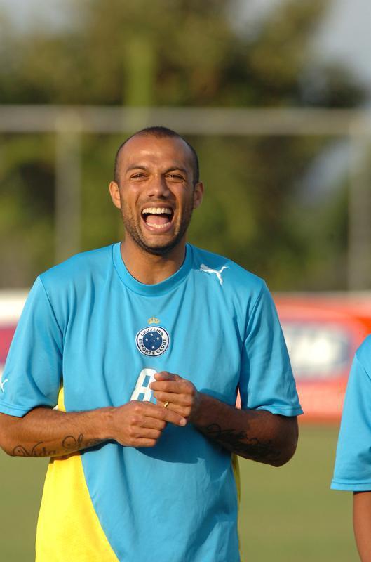 Com a frase 'Vida Loka' tatuada no brao direito, Fbio Santos teve boas atuaes pelo Cruzeiro de 2005 a 2006, aps chegar do Nacional da Madeira, de Portugal. Como primeiro volante, demonstrou eficincia na marcao e qualidade no passe. Em janeiro de 2007, foi vendido ao Lyon, por cerca de R$ 11,5 milhes. Na Frana, fez parte do time duas vezes campeo nacional, uma da Copa e uma da Supercopa. Voltou ao Brasil em 2008 para atuar pelo So Paulo e, posteriormente, no Fluminense, em 2009. Em 2010, recuperou-se de leso nas dependncias da Toca da Raposa II e foi contratado pelo Cruzeiro. Contudo, o jogador surpreendeu ao anunciar a aposentadoria aos 29 anos, em 12 de maio, aps a derrota por 2 a 0 para o So Paulo, no Mineiro, pelas quartas de final da Copa Libertadores. Na ocasio, mostrou-se chateado com as vaias da torcida e tambm com as inmeras cirurgias no joelho.