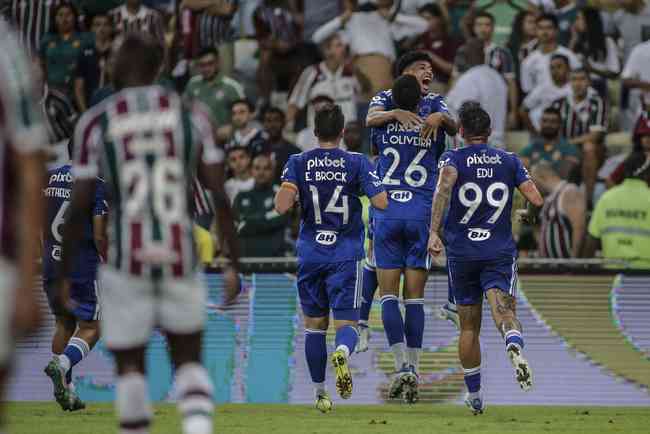 Pictures of Cruzeiro's equalizer, scored by Oliveira, in the head