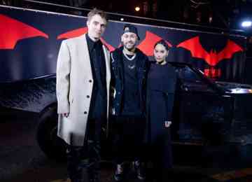 Camisa 10 também posou para foto com os atores Robert Pattinson e Zoë Kravitz, que estrelam o novo longa do super-herói