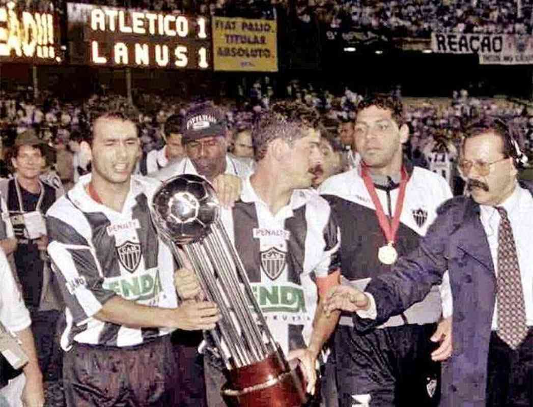 Valdir Bigode (com a taça) fez gol na final da Copa Conmebol de 1997, contra o Lanús, na Argentina. O Galo conquistou o bicampeonato naquela temporada.