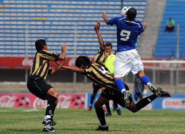 Em 2009, Cruzeiro derrotou Atltico por 4 a 2 no Estdio Centenrio, em Montevidu, pelo Torneio Internacional de Vero. Na histria, esse foi o nico clssico mineiro realizado fora do Brasil