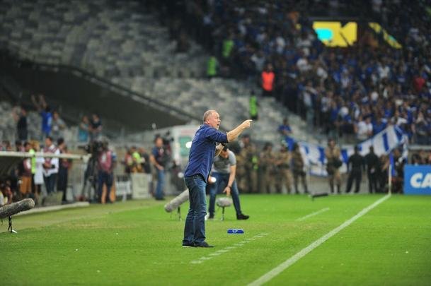 Cruzeiro conseguiu abrir vantagem de 1 a 0 no fim do primeiro tempo, com gol de cabea de Thiago Neves