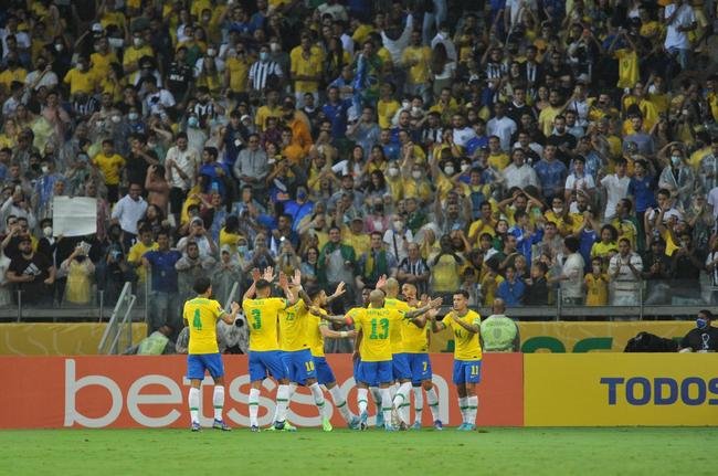 Fotos da torcida no Mineiro durante a vitria do Brasil sobre o Paraguai, por 4 a 0, pela 16 rodada das Eliminatrias da Copa do Mundo do Catar