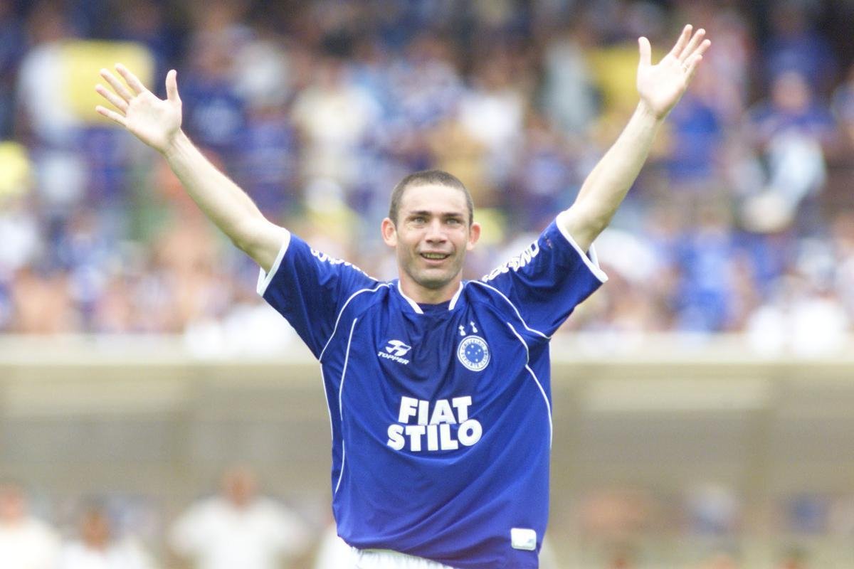 Em 2003, ano celebrado pela Trplice Coroa, o Cruzeiro encerrou o jejum de 37 anos sem ttulo brasileiro. A conquista foi decretada de forma antecipada na competio por pontos corridos, com vitria sobre o Paysandu, no Mineiro, por 2 a 1. Zinho e Mota marcaram os gols cruzeirenses no jogo realizado em 30 de novembro daquele ano.