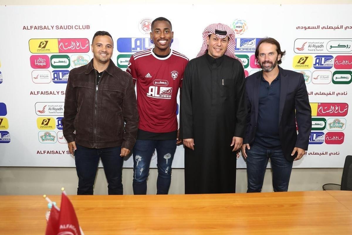 Emprestado at maio pelo Atltico, o atacante Denlson foi recebido com flores no Aeroporto Internacional King Khalid, em Riade, na Arbia Saudita, nesse domingo. Logo depois, o jogador de 23 anos passou por exames mdicos e assinou contrato com o Al Faisaly, que j o apresentou oficialmente. Pelo negcio, o Atltico receber uma compensao financeira. O acordo tambm prev o valor fixo para que os rabes contratem o centroavante em definitivo. Navegue na galeria para ver as fotos.