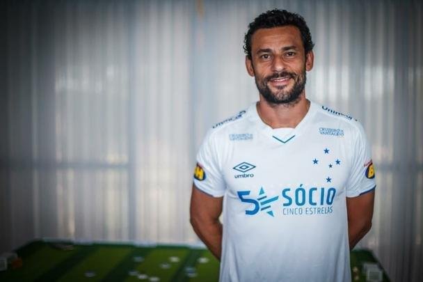 Aps postagens de Fred no Instagram, Cruzeiro divulgou fotos mais detalhadas da nova camisa branca