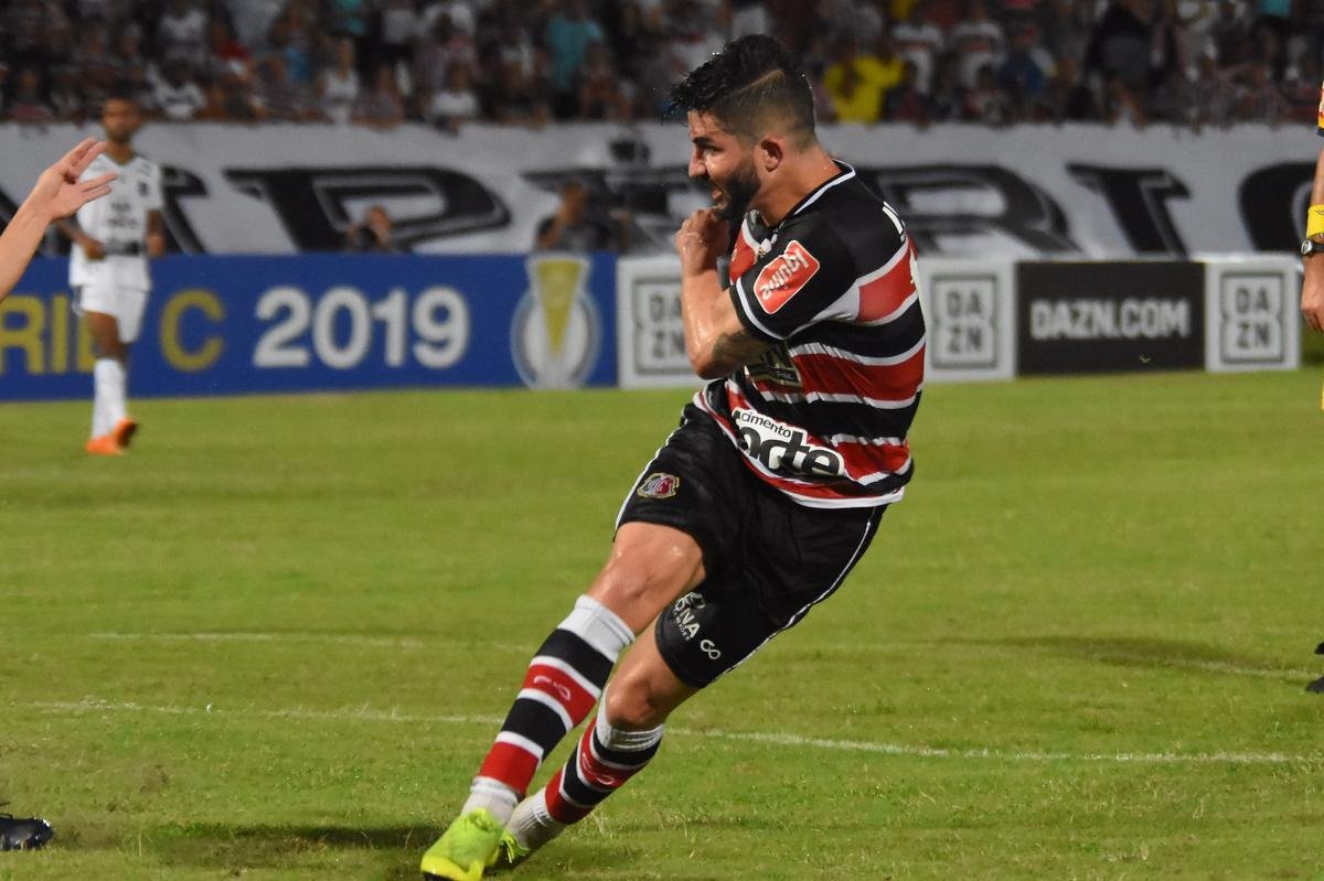 Em jogo movimentado, Santa Cruz e Treze se enfrentaram pela estreia da Série C de 2019. O time paraibano saiu à frente no primeiro tempo, com vantagem de 2 a 0 no placar. Com a virada após o intervalo, o Santa Cruz pressionou, mas o empate só viria após a invasão de um cachorro. Batizado depois de 'Pipicão', o cão foi retirado de campo pelo goleiro Anderson, e daí por diante o Santa empatou com gols de Neto Costa e Guilherme Queiroz, ambos reservas da equipe na ocasião.