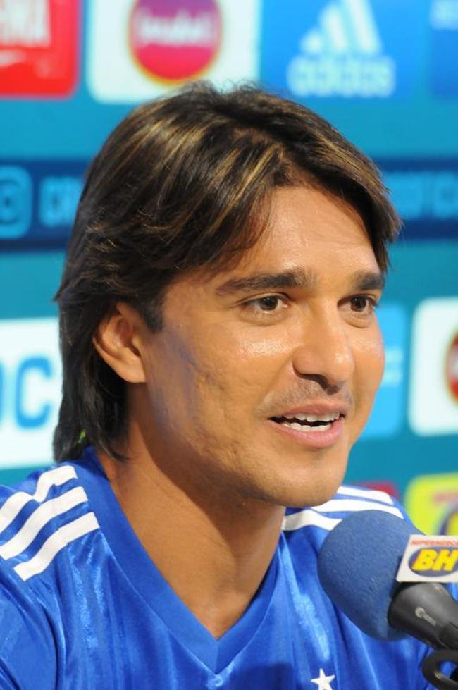 Fotos da apresenta��o do atacante Marcelo Moreno como novo refor�o do Cruzeiro para 2020. Duante entrevista, jogador foi acompanhado pela esposa Marilisy Antonelli e pela filha, Maria Clara