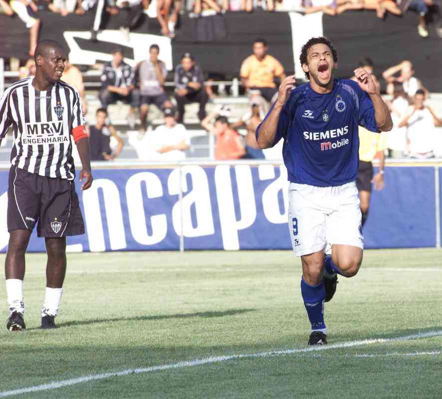 Fred marcou o gol da vitria do Cruzeiro sobre o Atltico (1 a 0), no Mineiro, pelo jogo de ida da final do Campeonato Mineiro de 2005.