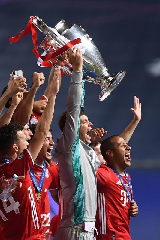 Bayern conquistou o hexa da Liga dos Campeões da Europa ao vencer o PSG por 1 a 0, neste domingo, no Estádio da Luz, em Lisboa. Coman marcou o gol do título alemão. Capitão Neuer ergue a taça junto aos seus companheiros.