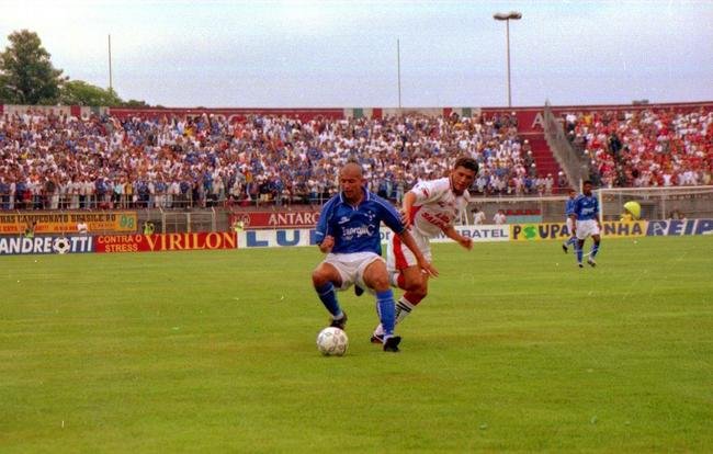 Fbio Jnior: o artilheiro do Cruzeiro no Brasileiro de 1998, com 18 gols, foi negociado com a Roma, da Itlia, por US$ 15 milhes. Em janeiro de 1999, o dlar estava cotado em valor prximo ao real. Por isso, na moeda nacional a diferena foi pouca, com a Raposa recebendo R$ 18 milhes pela venda do atacante.