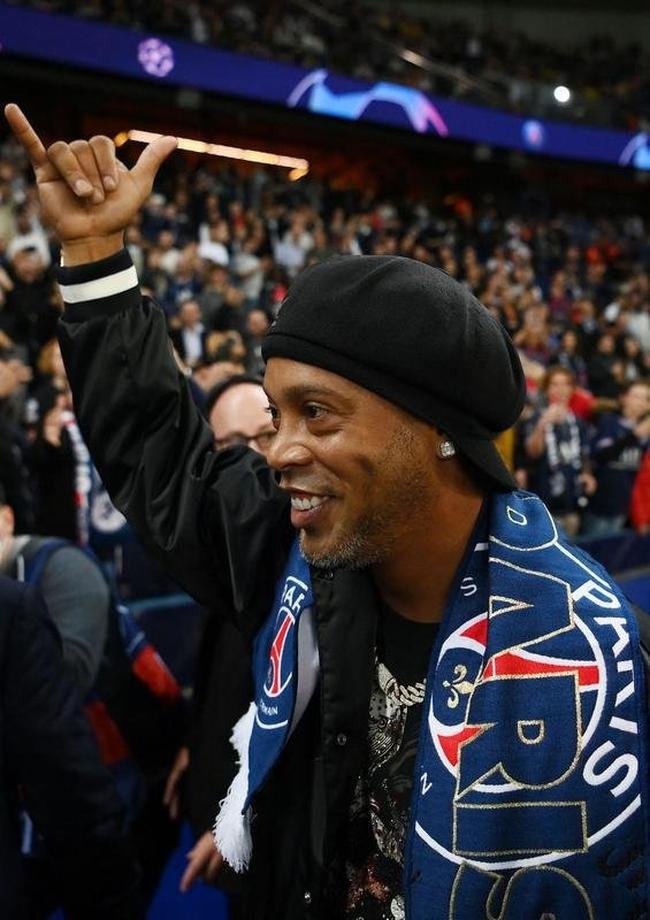 Ronaldinho Gacho foi recebido com festa pela torcida do PSG no Parc des Princes