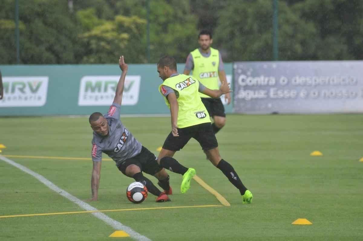 Volante Elias participou nesta quinta-feira do seu primeiro treino como jogador do Atltico. Roger Machado comandou uma atividade com bola utilizando atletas que no jogaram ou atuaram pouco diante do Cruzeiro