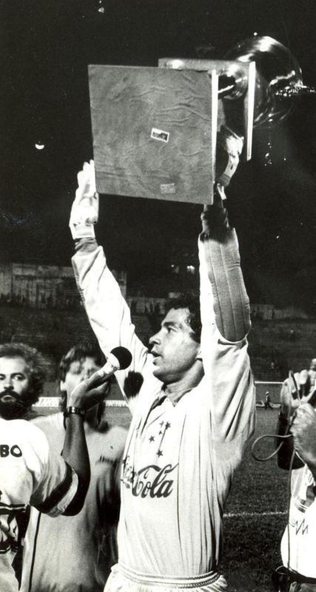 Paulo Csar Borges marcou poca no gol do Cruzeiro e teve duas passagens. A primeira foi de 1989 a 1993, quando foi titular e conquistou os Campeonatos Mineiros de 1990 e 1992, as Supercopas de 1991 e 1992 e a Copa do Brasil de 1993. PC retornou  Toca entre 1998 e 1999, dessa vez como suplente de Dida, e foi campeo mineiro de 1998. O goleiro considera que fez sua melhor atuao na meta celeste no empate por 0 a 0 com o Atltico pela deciso do Estadual de 1998. Ao todo, foram 264 jogos com a camisa azul.