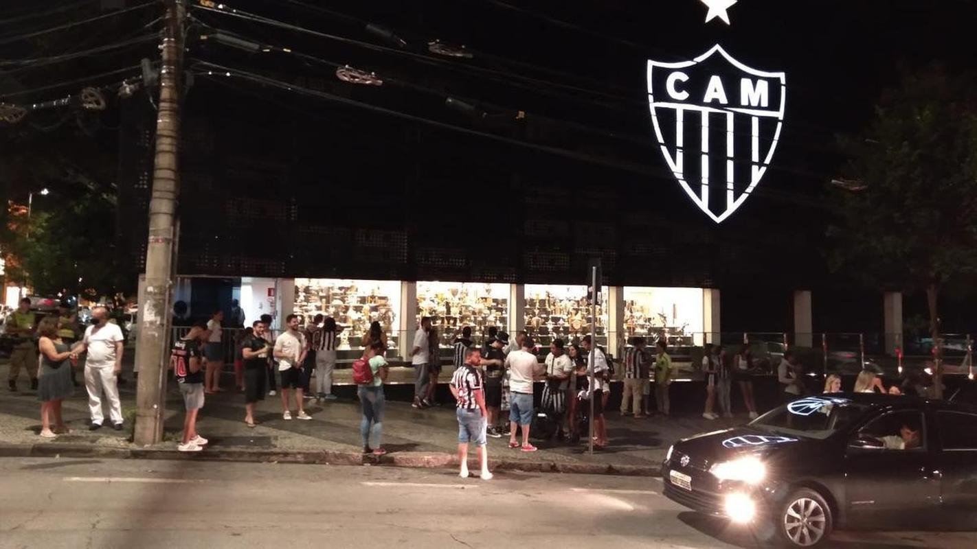 Festa da torcida do Atltico pela conquista do tricampeonato mineiro. Torcedores foram  sede do clube, em Lourdes, na regio Centro-Sul de BH, para celebrar a vitria sobre o Cruzeiro na final nica