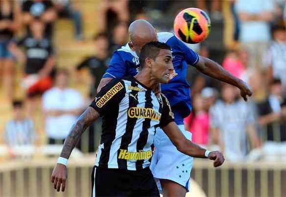 Bruno Rodrigo disputa bola com Rafael Marques na derrota em Volta Redonda