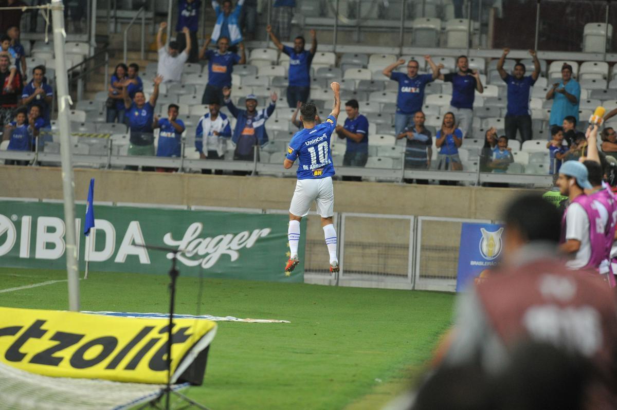 Cruzeiro venceu com facilidade o time paranaense na noite deste sbado