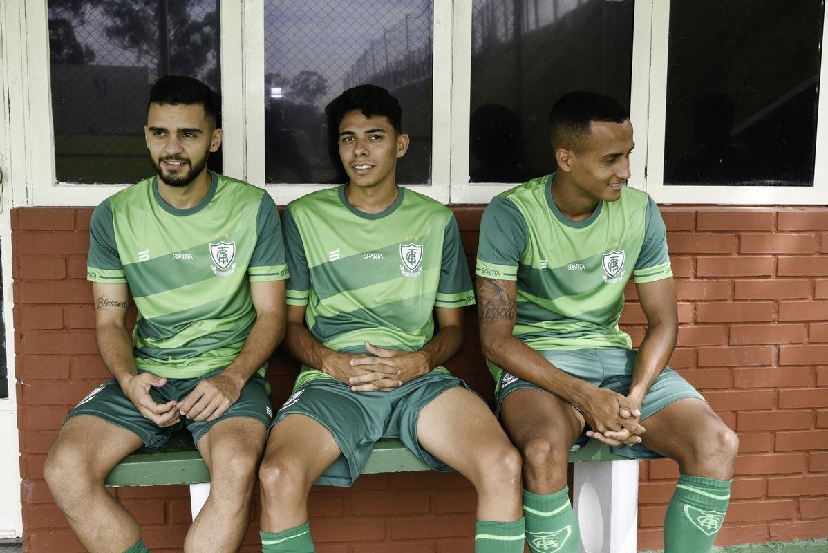 O Amrica se reapresentou nesta quinta-feira para a prxima temporada. Alm de j contar com os reforos, o Coelho mostrou o novo uniforme de treino, da Sparta, marca-prpria do clube
