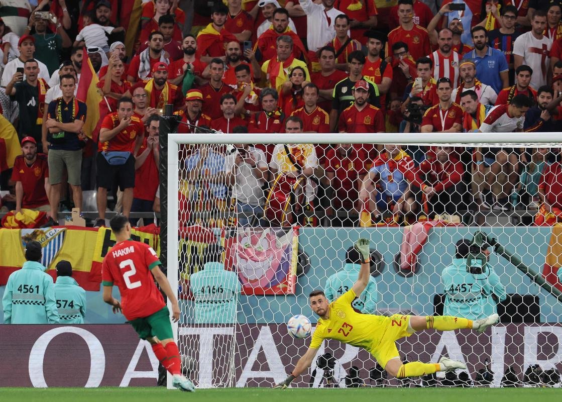 Goleiro Unai Simn caiu para o canto direito, e Hakimi cavou no meio do gol para levar Marrocos s quartas