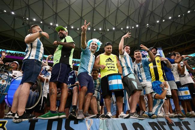 Fotos das torcidas durante o jogo entre Holanda e Argentina, pelas quartas de final da Copa do Mundo do Catar