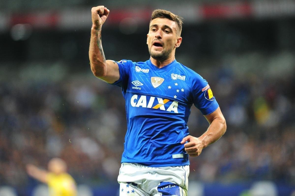 Cruzeiro fez o dever de casa e venceu o Furaco por 2 a 1