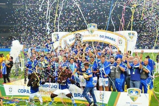 Depois da vitria por 5 a 3 nos pnaltis, que teve Fbio como heri, jogadores e comisso tcnica comemoraram muito no gramado do Mineiro. Capito Henrique ergueu a taa do penta no Gigante